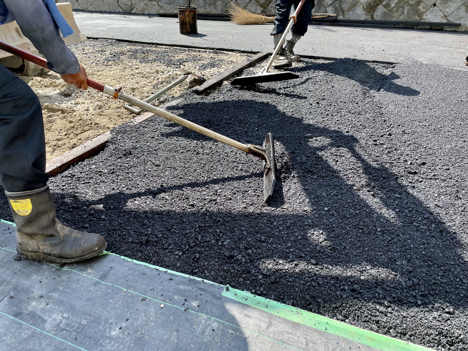 20坪アスファルトの費用相場と内訳が丸わかり!駐車場工事を安く賢く済ませるコツ 画像