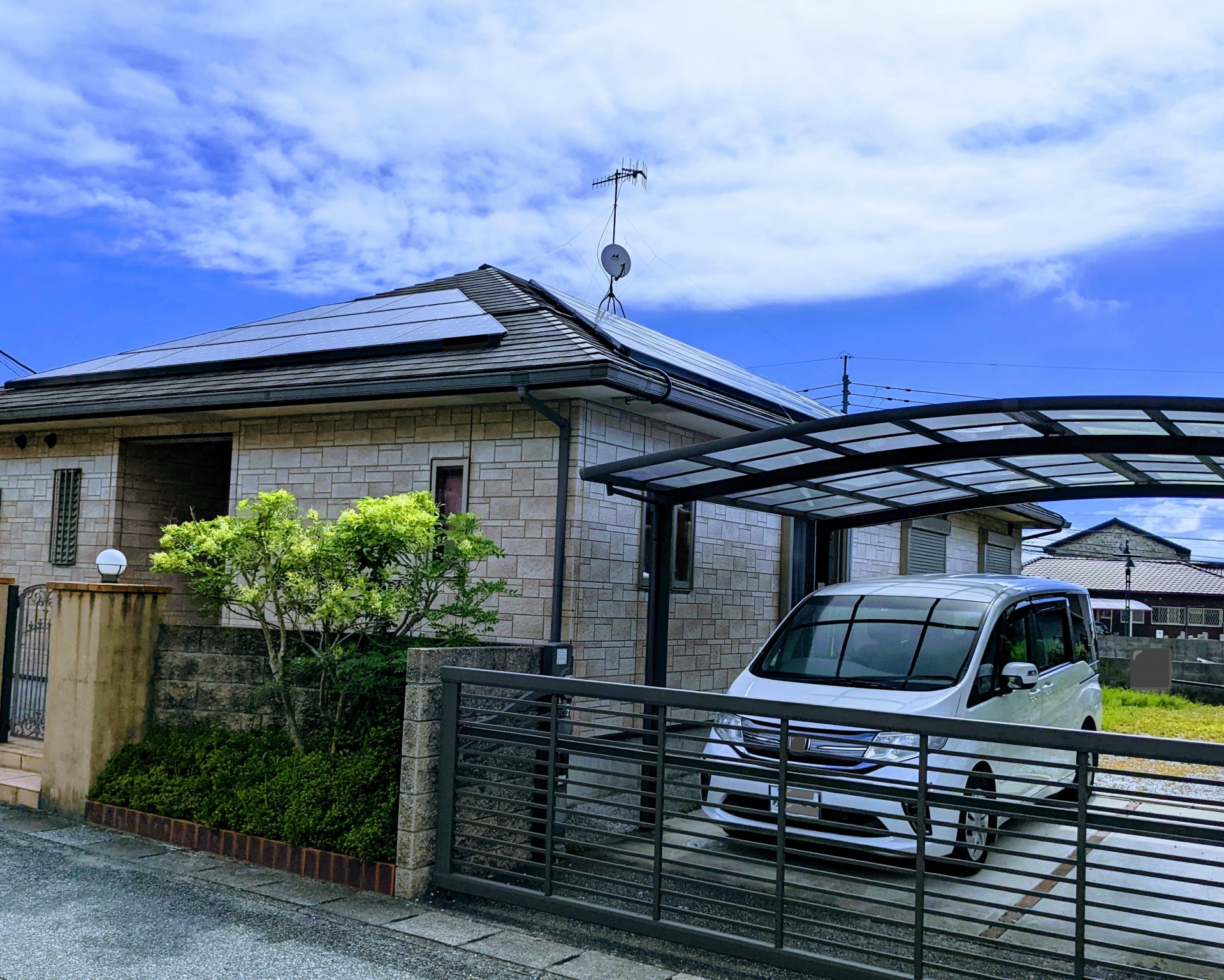 高低差のある庭と駐車場の費用の相場と工事の注意点・助成金活用術 画像