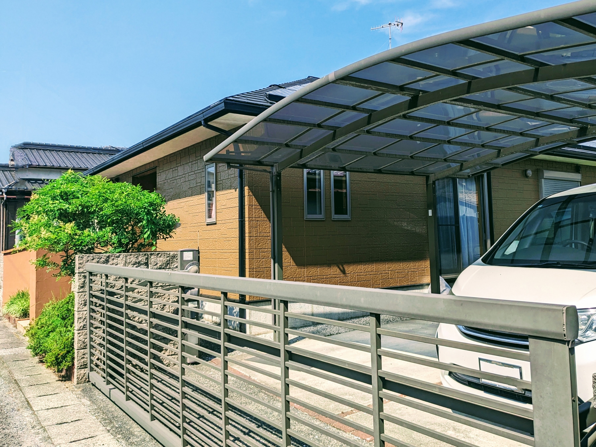 カーゲートと門扉の一体化で外観グレードアップ!最新タイプ比較や電動のメリットも徹底紹介 画像