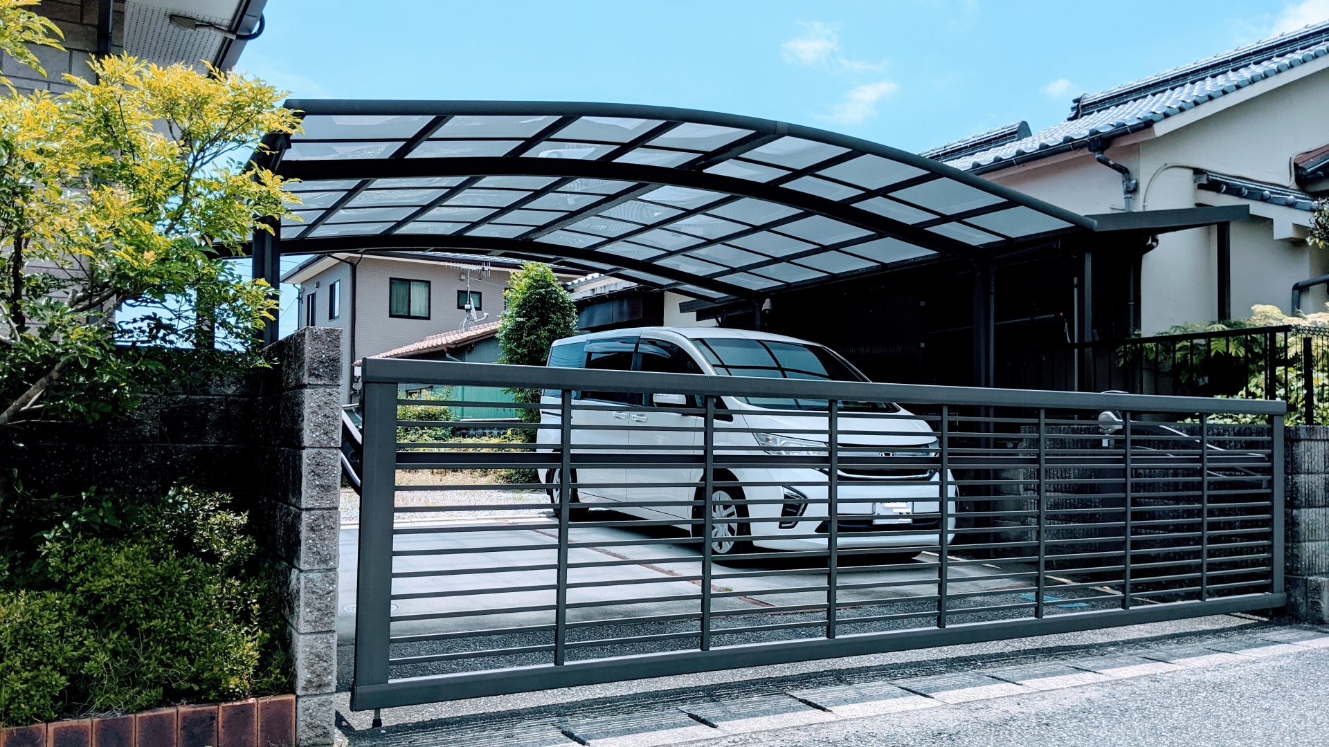 カーポートのサイドパネルを後付けしたい費用相場と内訳がまるわかり！強風対策もカンペキで納得の選び方 画像