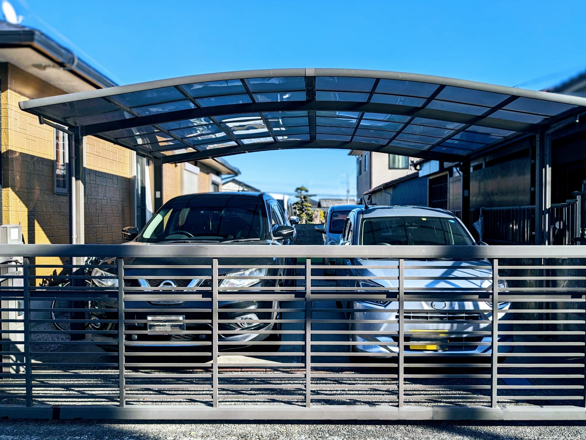 カーポートが4台で工事費込みの相場を徹底解説!値段や設置方式で失敗知らずの選び方 画像