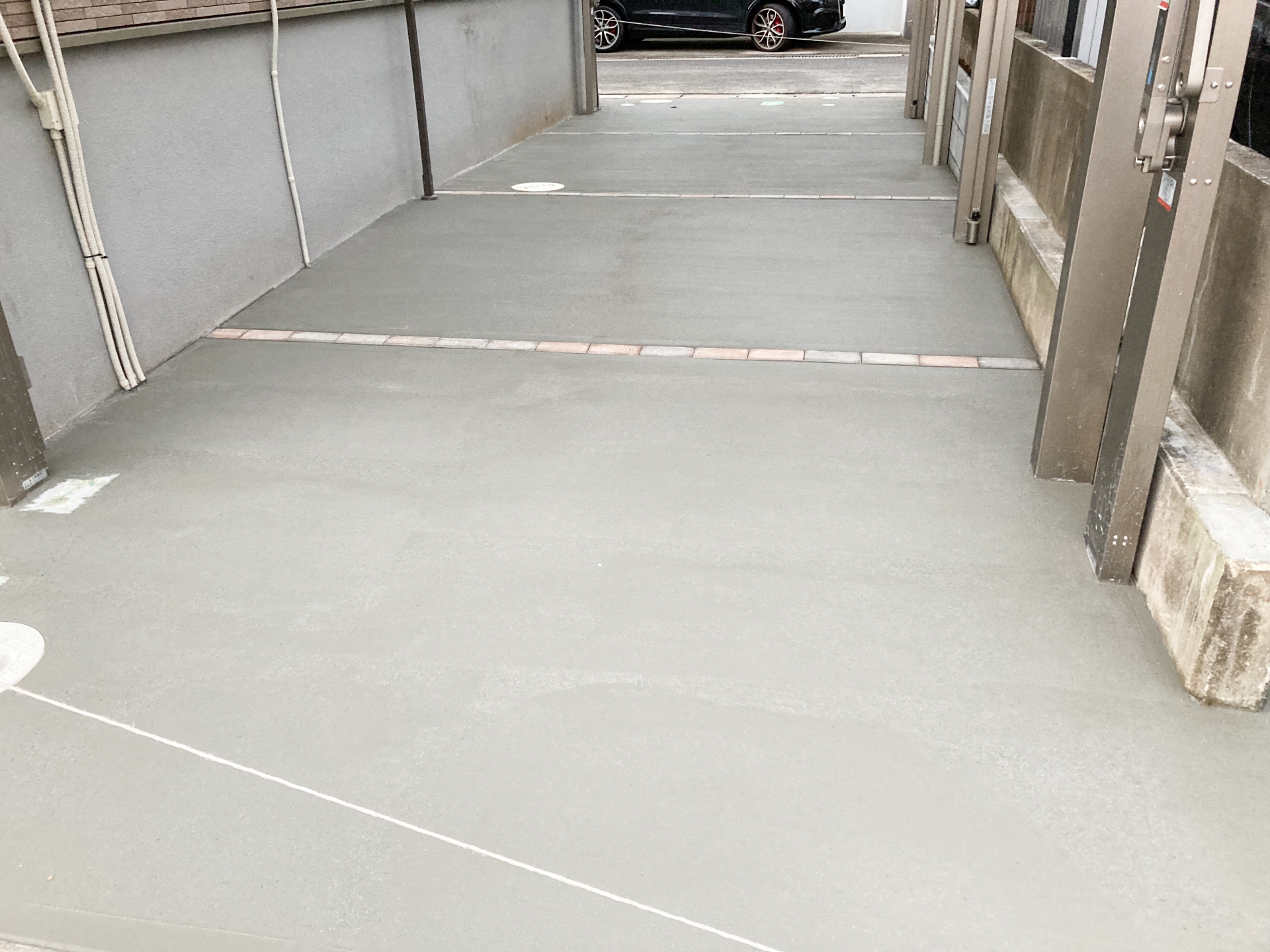 新築住宅でのコンクリート駐車場の外構工事で費用相場や施工例を比較し、失敗ゼロを目指すコツ アイキャッチ画像