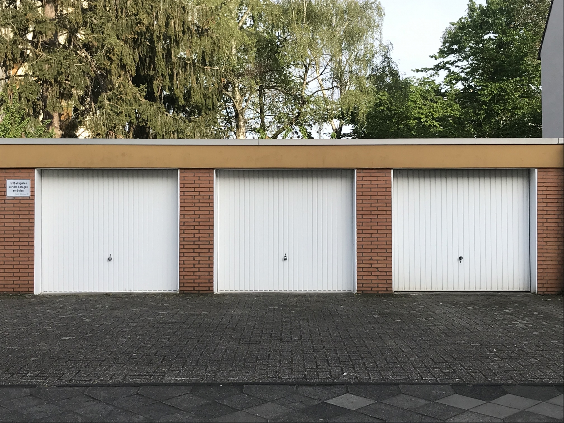 3台用のガレージの電動シャッターの取り付けで相場や内訳を徹底解説！節約ポイントもまるわかり アイキャッチ画像