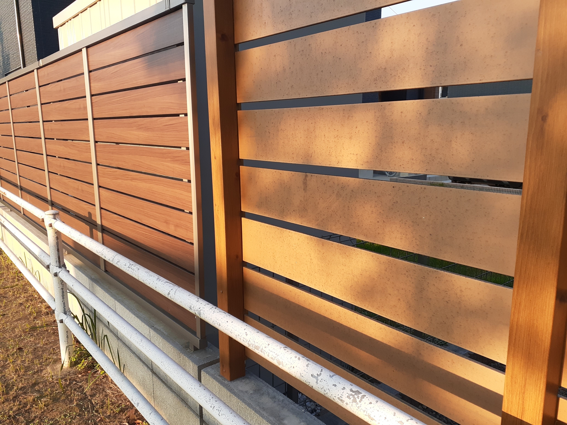 ウッドデッキに目隠しフェンスを後付けで安全とおしゃれを両立させる魅力ガイド 画像