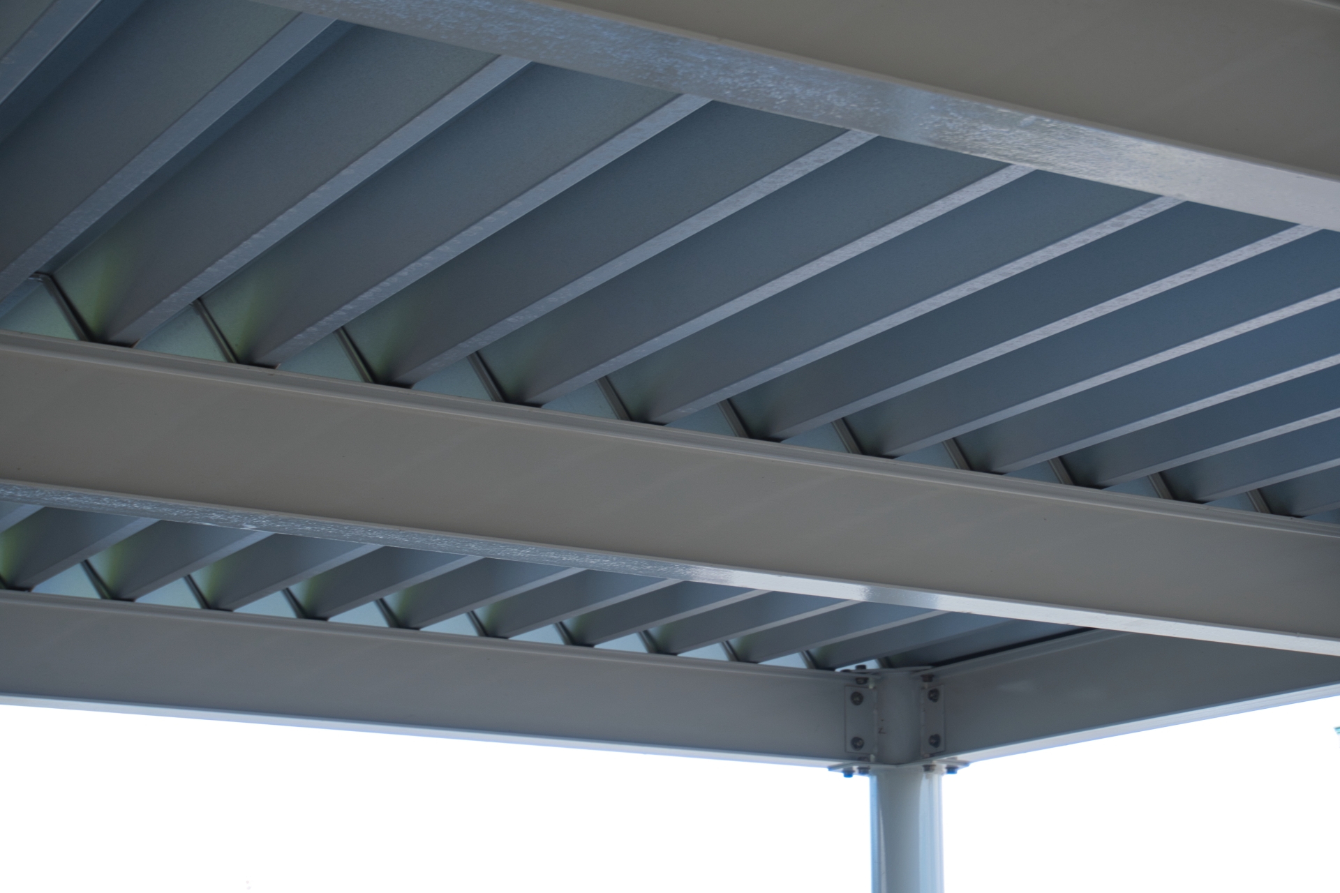 折半屋根のカーポートで後悔しない!価格や寿命、倒壊リスクのリアル現場からわかる本音 画像