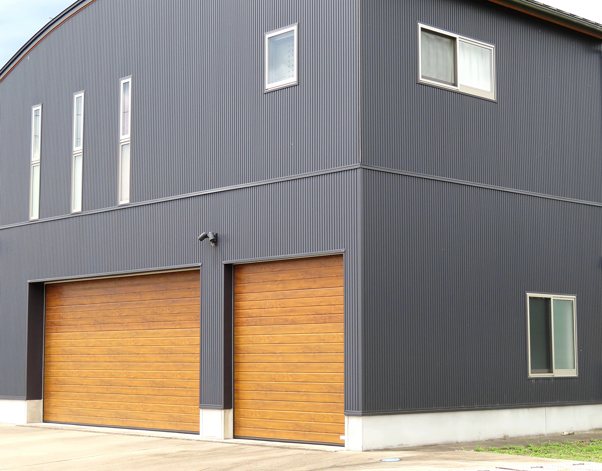 シャッター付きの2台用のガレージで後悔しないサイズや工事費相場の決め方のコツ 画像