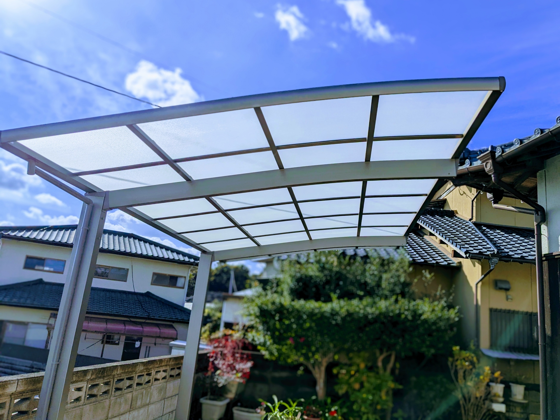 カーポートの張り替え費用と相場を徹底解説！台風被害やDIY・保険と業者選びのポイント 画像