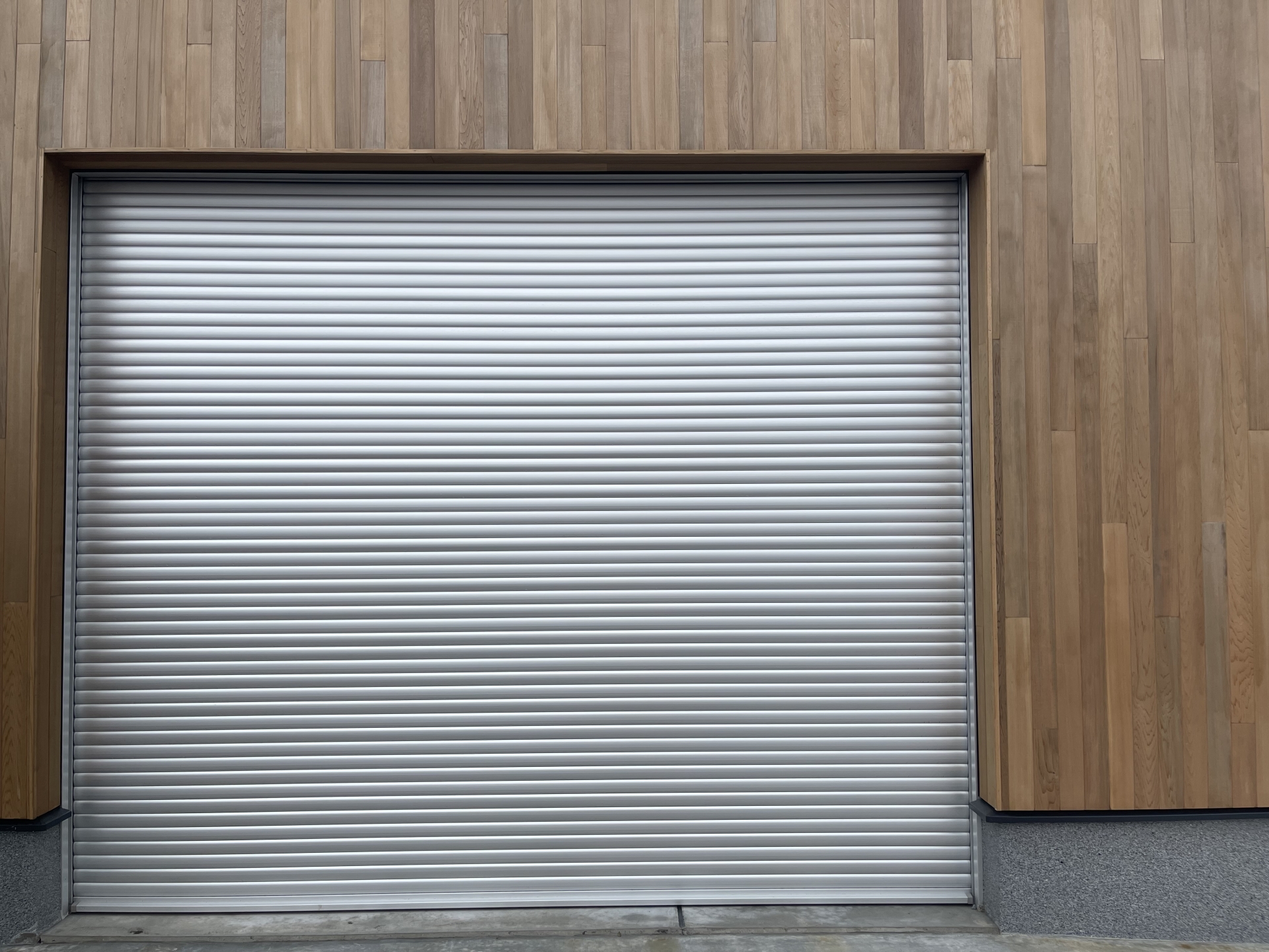 ヨドガレージに電動シャッター後付けの費用やDIYと業者選びの現実と本音を徹底解説！ アイキャッチ画像