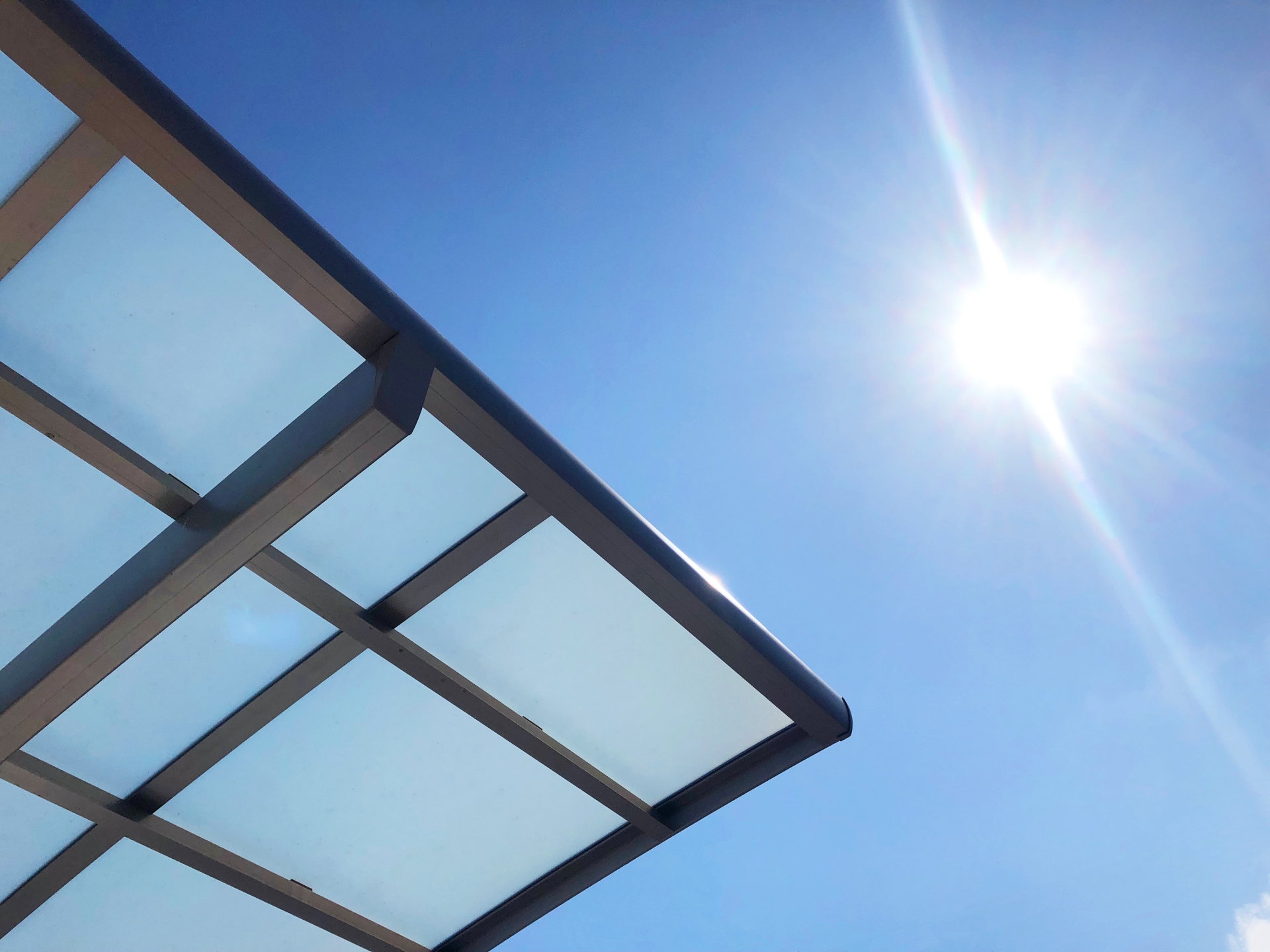 カーポートにサンシェード取り付けで暑さや西日や強風から守る！安全施工やDIYで快適空間の作り方 画像