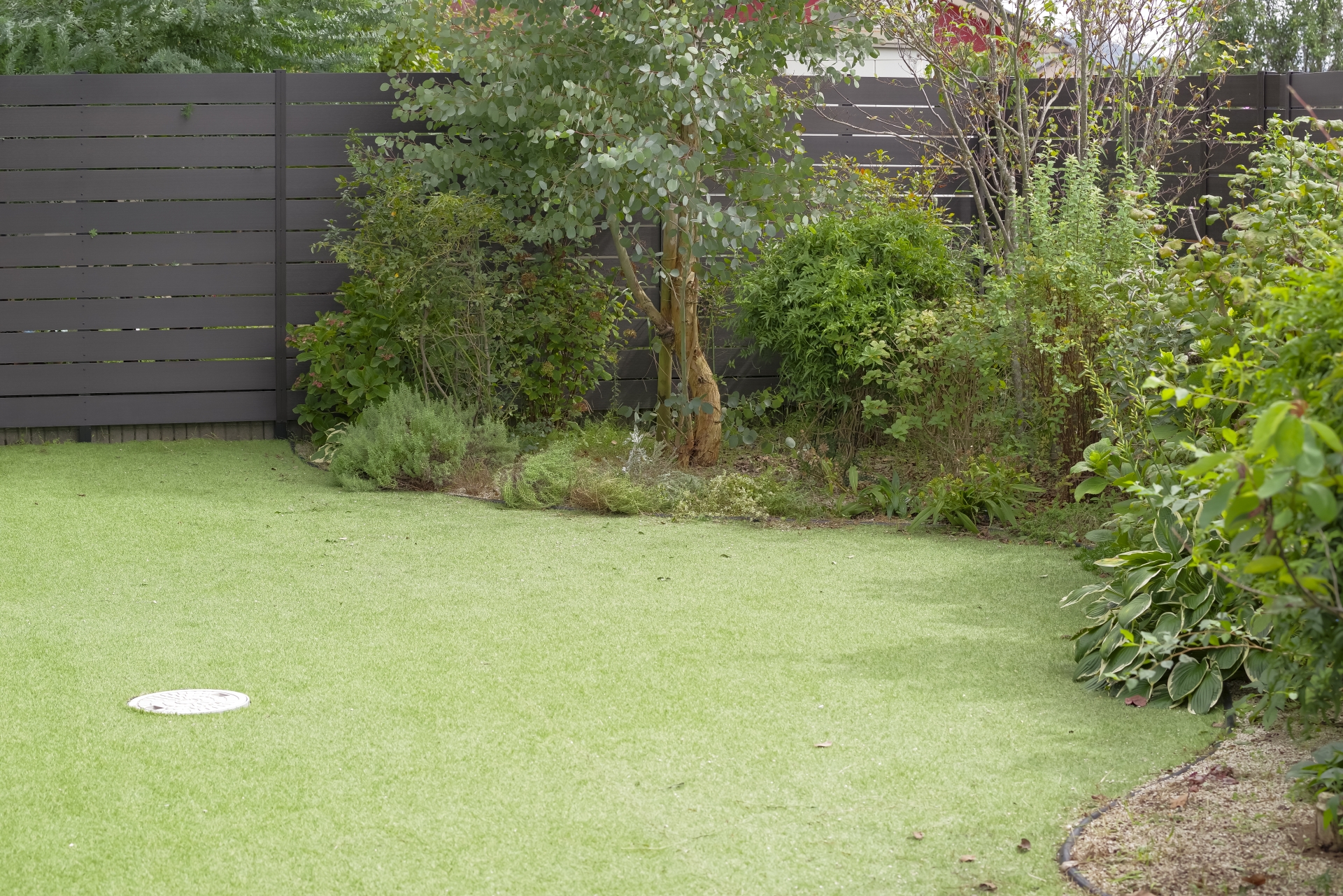 砂利から人工芝の工事費用を撤去やDIYやコンクリ比較でコスパ徹底解説！驚きの方法とプロの裏ワザも紹介 画像