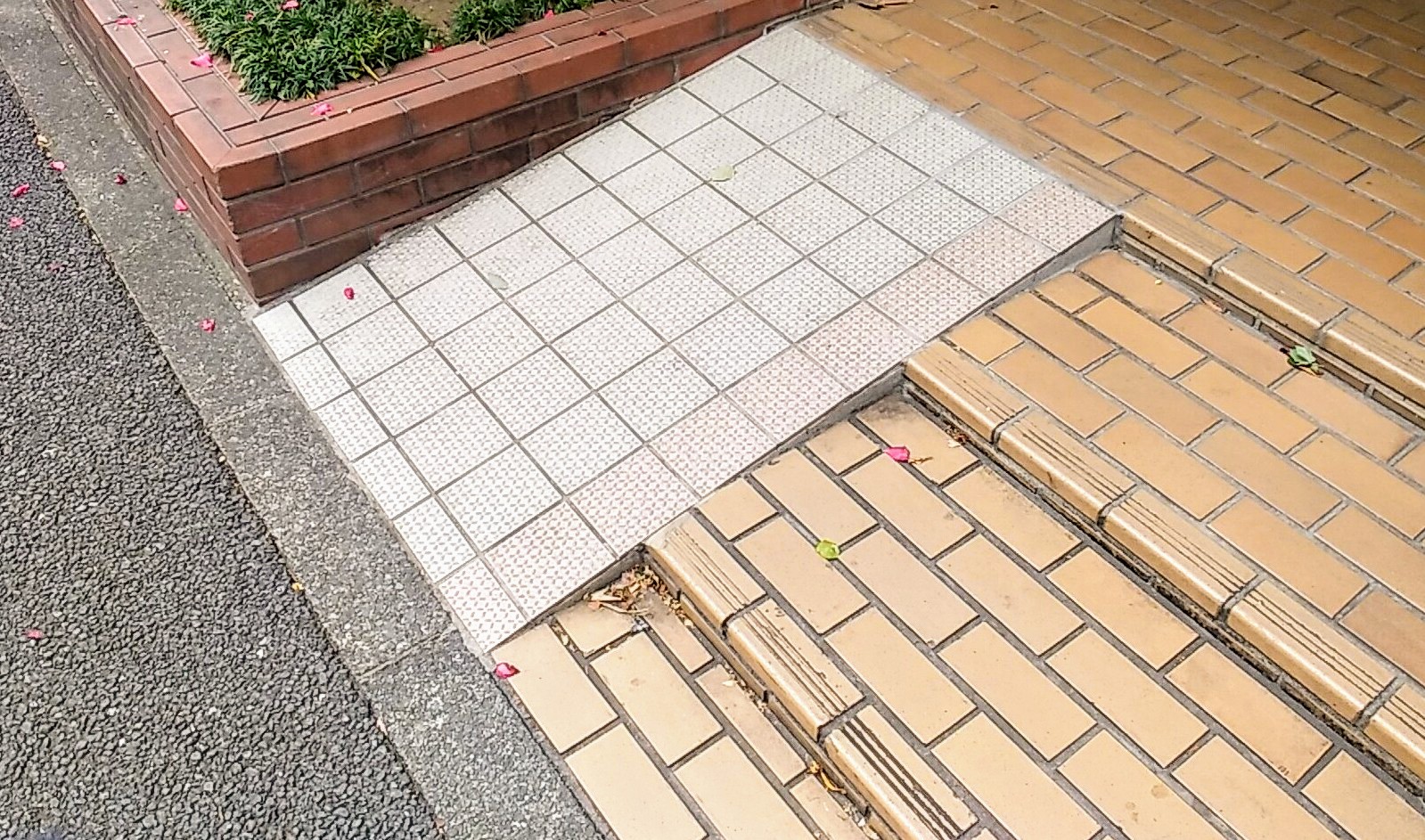 玄関にスロープを後付けして安全に!失敗例や費用から学ぶ選び方のコツ 画像