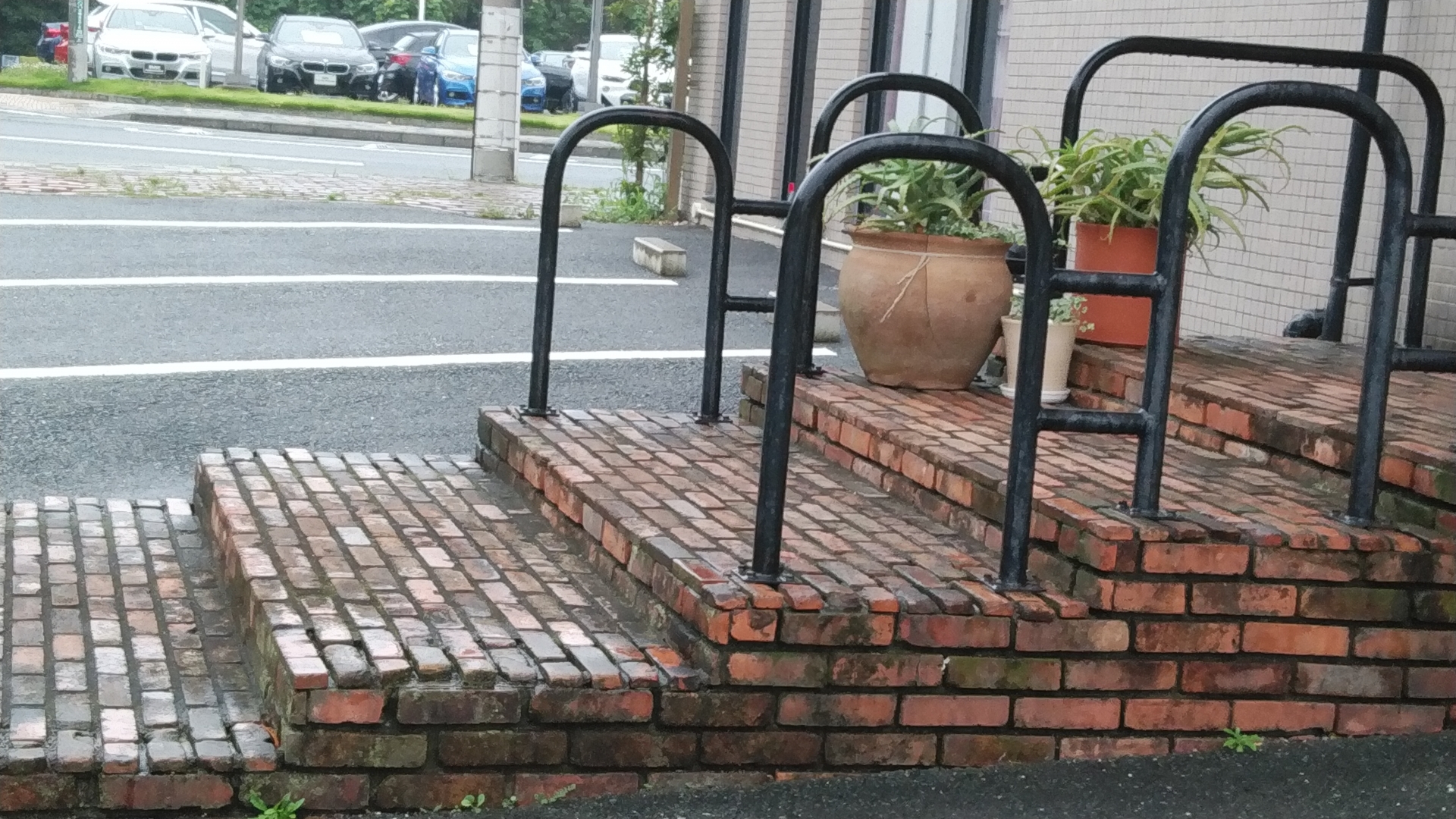 玄関ポーチを削る費用の相場は？駐車場リフォームで後悔しないプロの失敗回避策 画像