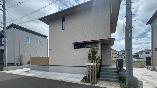 お洒落な門柱が可愛い🍃プライベートなお庭と広い駐車スペースのある外構 画像
