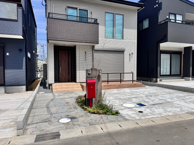 赤いポストがかわいい❤シンプルナチュラル外構 画像