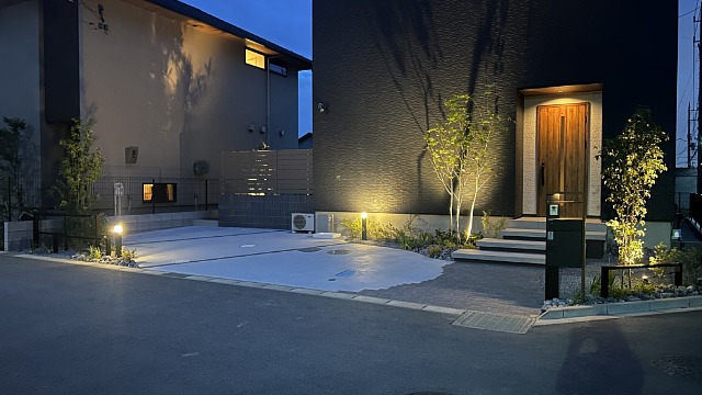 ライトアップがおしゃれ✨なシンプルモダン外構 画像