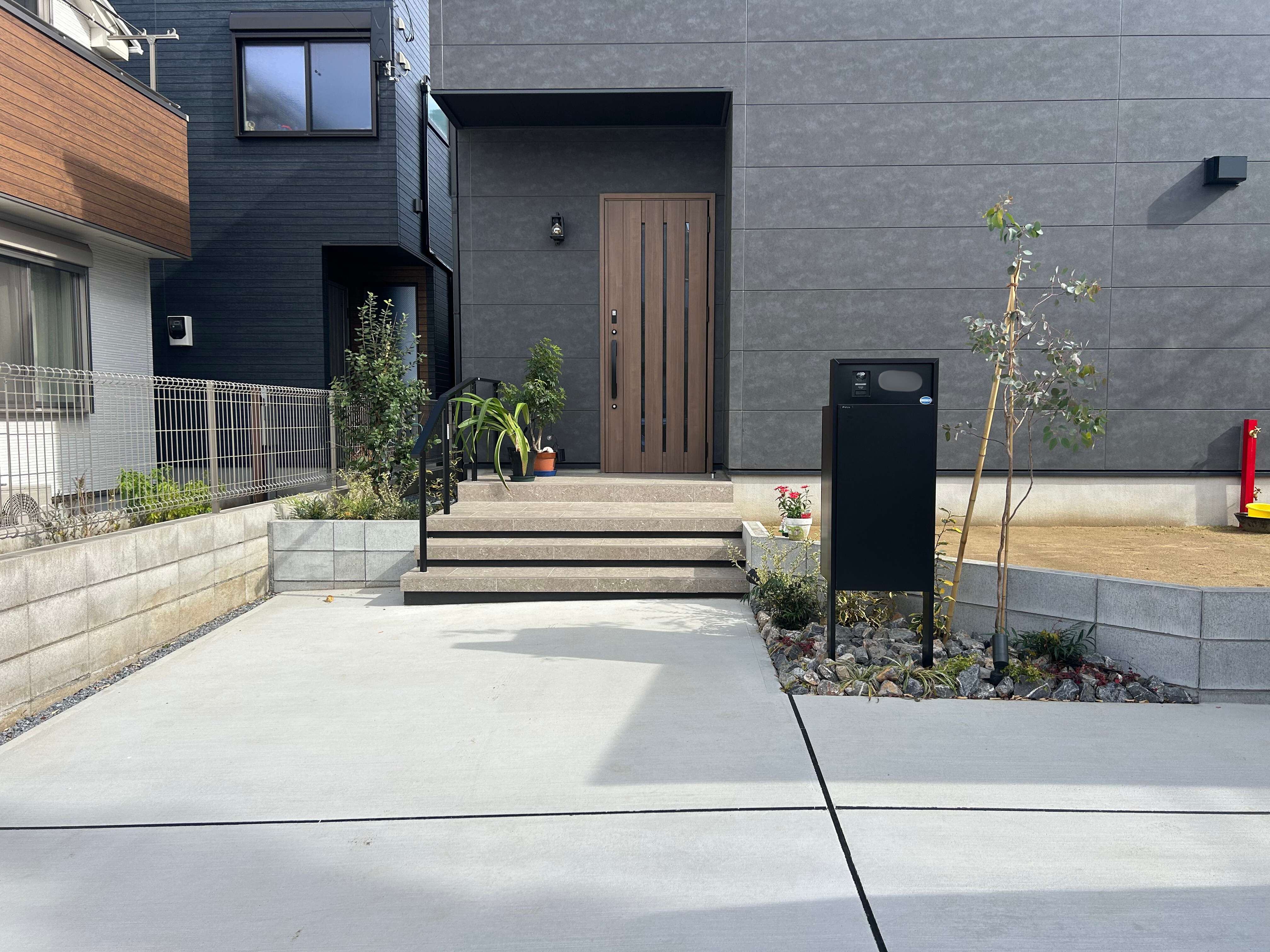 浮いているように見える👀フロート階段のおしゃれなお庭を施工しました 画像