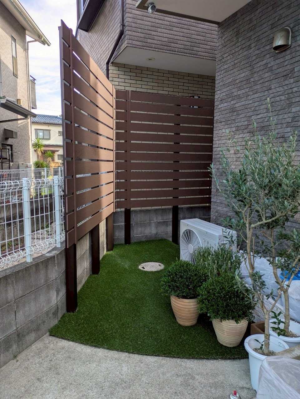 施工例【お隣さんとの目線をブロックする目隠しフェンスを施工しました✨👀】を更新しました。 画像