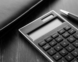 電卓　ペン　写真