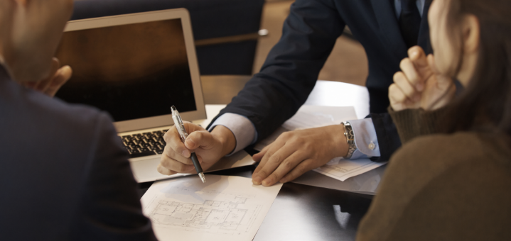 打ち合わせ風景　手元　写真