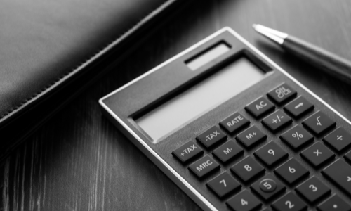 電卓　ペン　写真