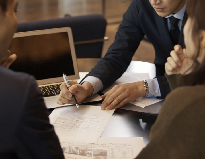 打ち合わせ風景　手元　写真