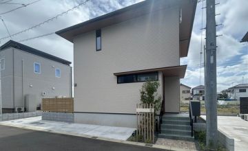 施工例【お洒落な門柱が可愛い🍃プライベートなお庭と広い駐車スペースのある外構】を更新しました。 アイキャッチ画像