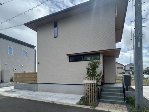 お洒落な門柱が可愛い🍃プライベートなお庭と広い駐車スペースのある外構 アイキャッチ画像