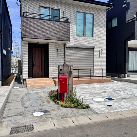 赤いポストがかわいい❤シンプルナチュラル外構 アイキャッチ画像