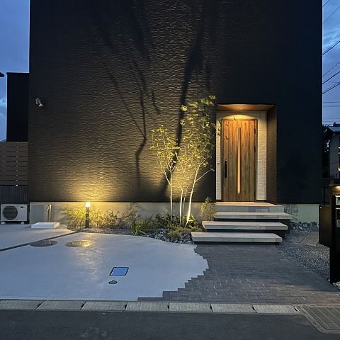 ライトアップがおしゃれ✨なシンプルモダン外構 アイキャッチ画像