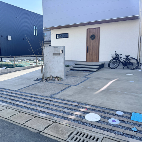 直線×コンクリートのデザインがかっこいい✨シンプルモダンなお庭 アイキャッチ画像